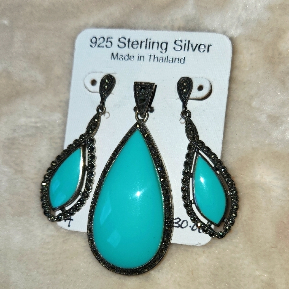Blue and Silver Teardrop Jewelry Set with Intricate Detailing - Picture 2 of 2